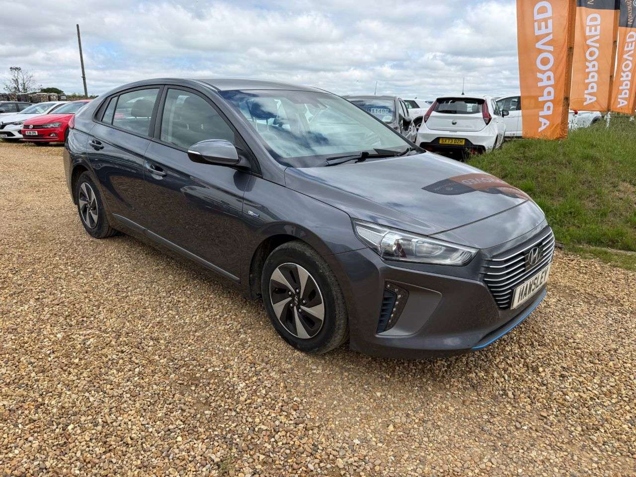A 2018 HYUNDAI IONIQ 1.6 h-GDi GPF SE Hatchback 5dr Petrol Hybrid DCT Euro 6 (s/s) (141 ps) A 2018 HYUNDAI IONIQ 1.6 h-GDi GPF SE Hatchback 5dr Petrol Hybrid DCT Euro 6 (s/s) (141 ps)