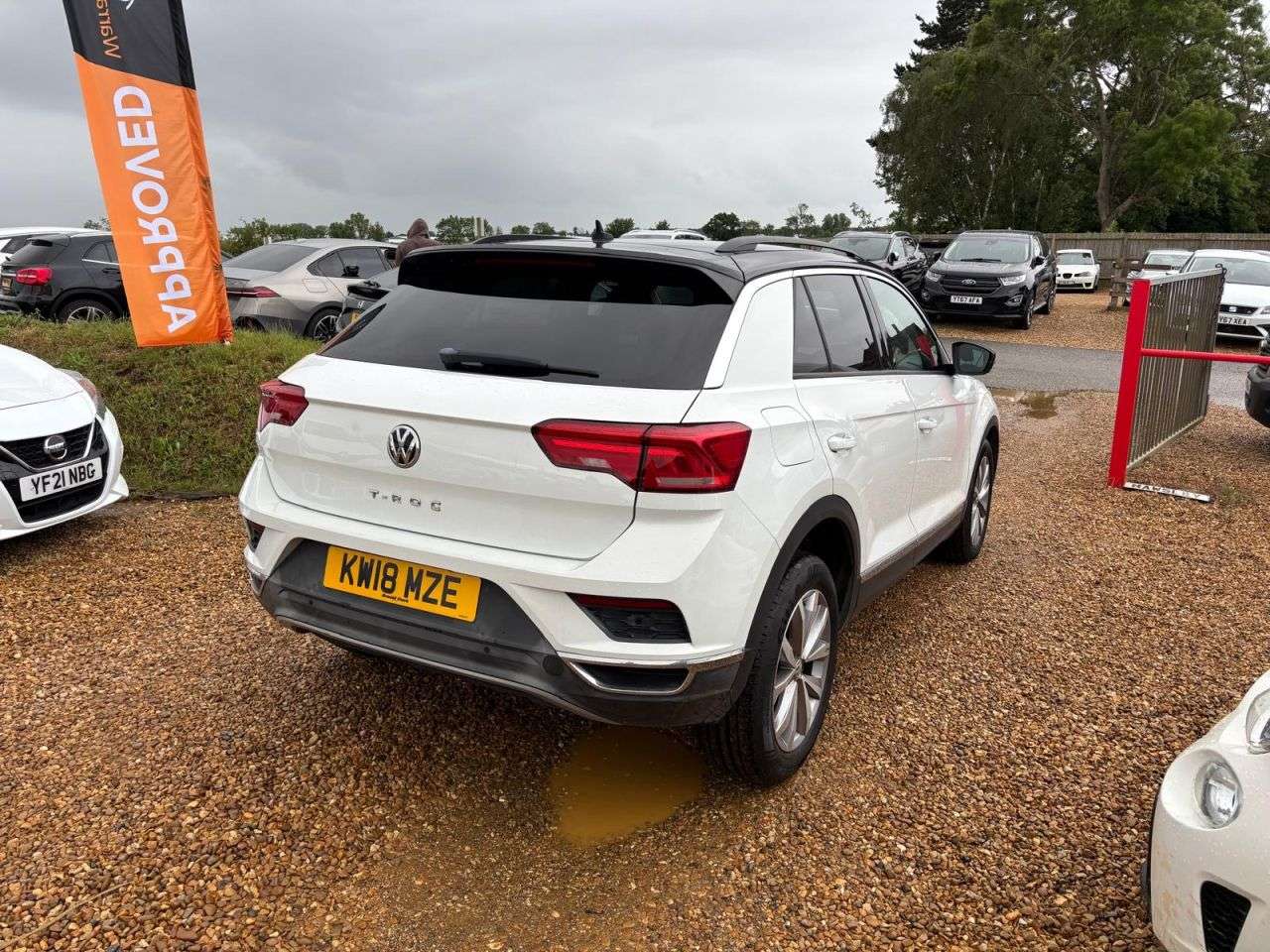 A 2018 VOLKSWAGEN T-ROC 1.0 TSI Design SUV 5dr Petrol Manual Euro 6 (s/s) (115 ps) A 2018 VOLKSWAGEN T-ROC 1.0 TSI Design SUV 5dr Petrol Manual Euro 6 (s/s) (115 ps)