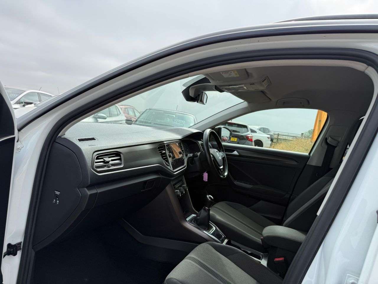 A 2018 VOLKSWAGEN T-ROC 1.0 TSI Design SUV 5dr Petrol Manual Euro 6 (s/s) (115 ps) A 2018 VOLKSWAGEN T-ROC 1.0 TSI Design SUV 5dr Petrol Manual Euro 6 (s/s) (115 ps)