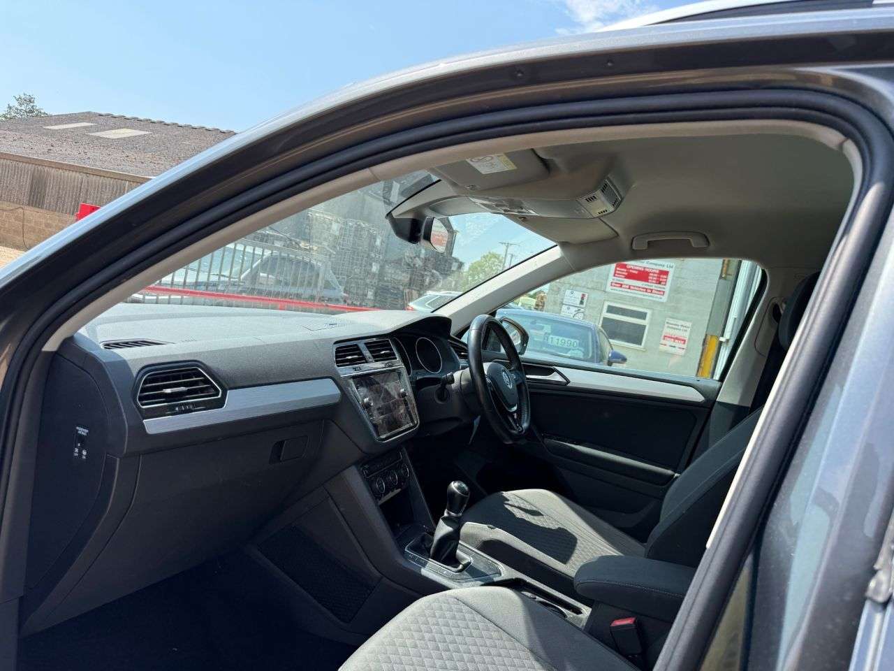 A 2018 VOLKSWAGEN TIGUAN 2.0 TDI SE Navigation SUV 5dr Diesel Manual Euro 6 (s/s) (150 ps) A 2018 VOLKSWAGEN TIGUAN 2.0 TDI SE Navigation SUV 5dr Diesel Manual Euro 6 (s/s) (150 ps)