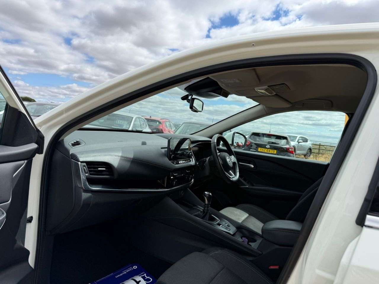 A 2022 NISSAN QASHQAI 1.3 DIG-T MHEV N-Connecta SUV 5dr Petrol Hybrid Manual Euro 6 (s/s) (140 ps A 2022 NISSAN QASHQAI 1.3 DIG-T MHEV N-Connecta SUV 5dr Petrol Hybrid Manual Euro 6 (s/s) (140 ps