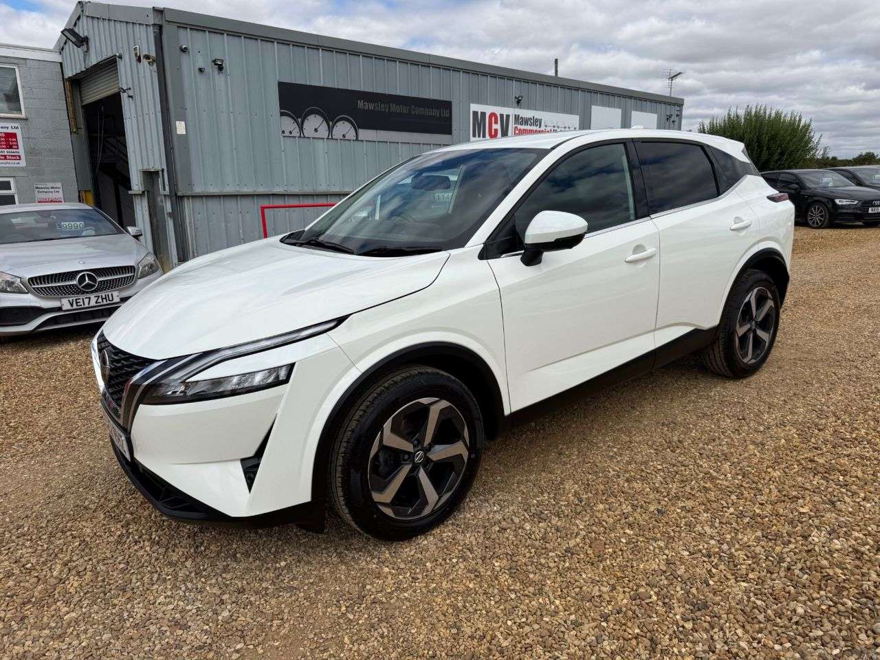 A 2022 NISSAN QASHQAI 1.3 DIG-T MHEV N-Connecta SUV 5dr Petrol Hybrid Manual Euro 6 (s/s) (140 ps A 2022 NISSAN QASHQAI 1.3 DIG-T MHEV N-Connecta SUV 5dr Petrol Hybrid Manual Euro 6 (s/s) (140 ps