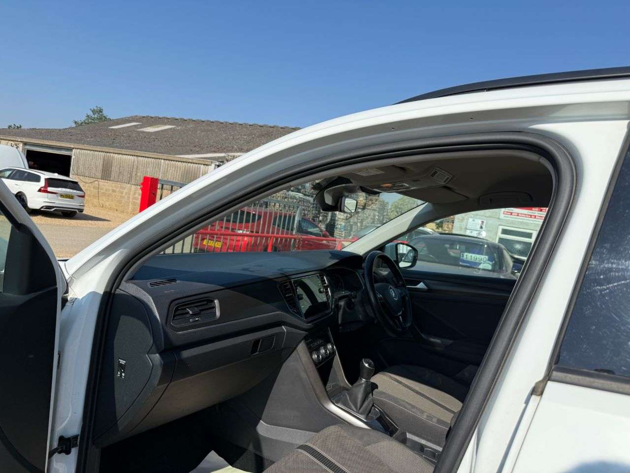 A 2019 VOLKSWAGEN T-ROC 1.6 TDI SE SUV 5dr Diesel Manual Euro 6 (s/s) (115 ps) A 2019 VOLKSWAGEN T-ROC 1.6 TDI SE SUV 5dr Diesel Manual Euro 6 (s/s) (115 ps)