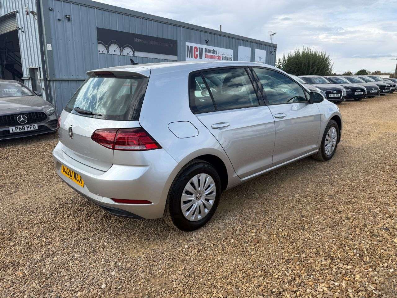 A 2020 VOLKSWAGEN GOLF 1.6 TDI S Hatchback 5dr Diesel Manual Euro 6 (s/s) (115 ps) A 2020 VOLKSWAGEN GOLF 1.6 TDI S Hatchback 5dr Diesel Manual Euro 6 (s/s) (115 ps)