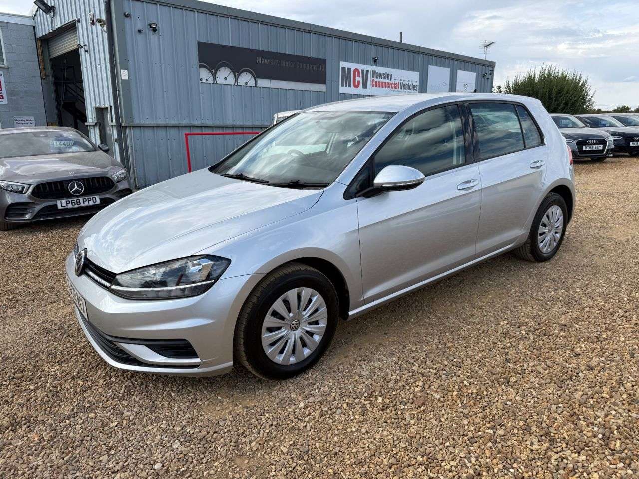 A 2020 VOLKSWAGEN GOLF 1.6 TDI S Hatchback 5dr Diesel Manual Euro 6 (s/s) (115 ps) A 2020 VOLKSWAGEN GOLF 1.6 TDI S Hatchback 5dr Diesel Manual Euro 6 (s/s) (115 ps)