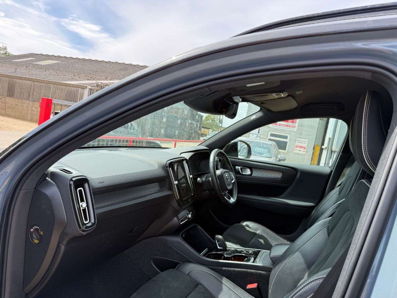A 2021 VOLVO XC40 1.5 T3 R-Design SUV 5dr Petrol Auto Euro 6 (s/s) (163 ps) A 2021 VOLVO XC40 1.5 T3 R-Design SUV 5dr Petrol Auto Euro 6 (s/s) (163 ps)