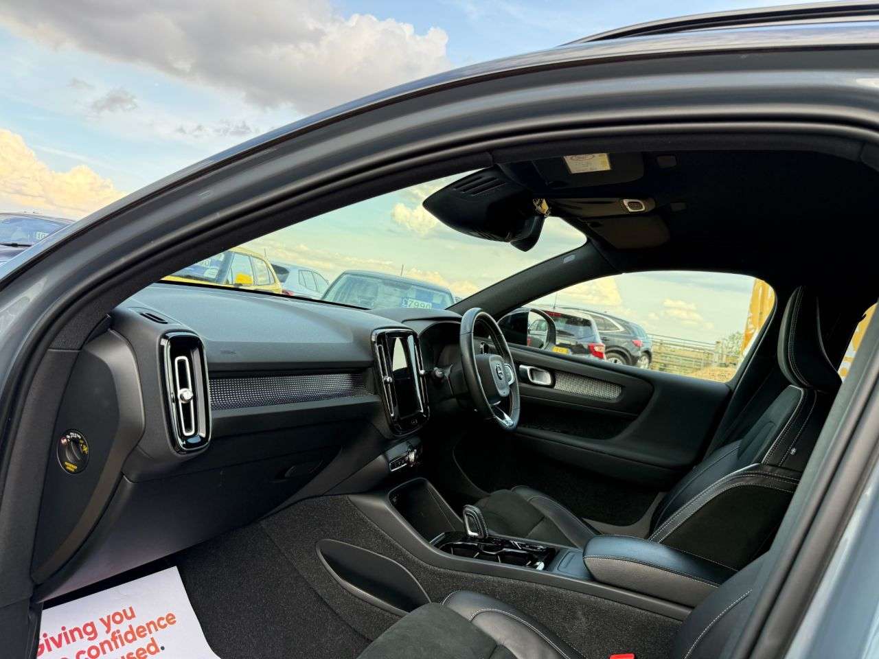 A 2021 VOLVO XC40 1.5 T3 R-Design SUV 5dr Petrol Auto Euro 6 (s/s) (163 ps) A 2021 VOLVO XC40 1.5 T3 R-Design SUV 5dr Petrol Auto Euro 6 (s/s) (163 ps)
