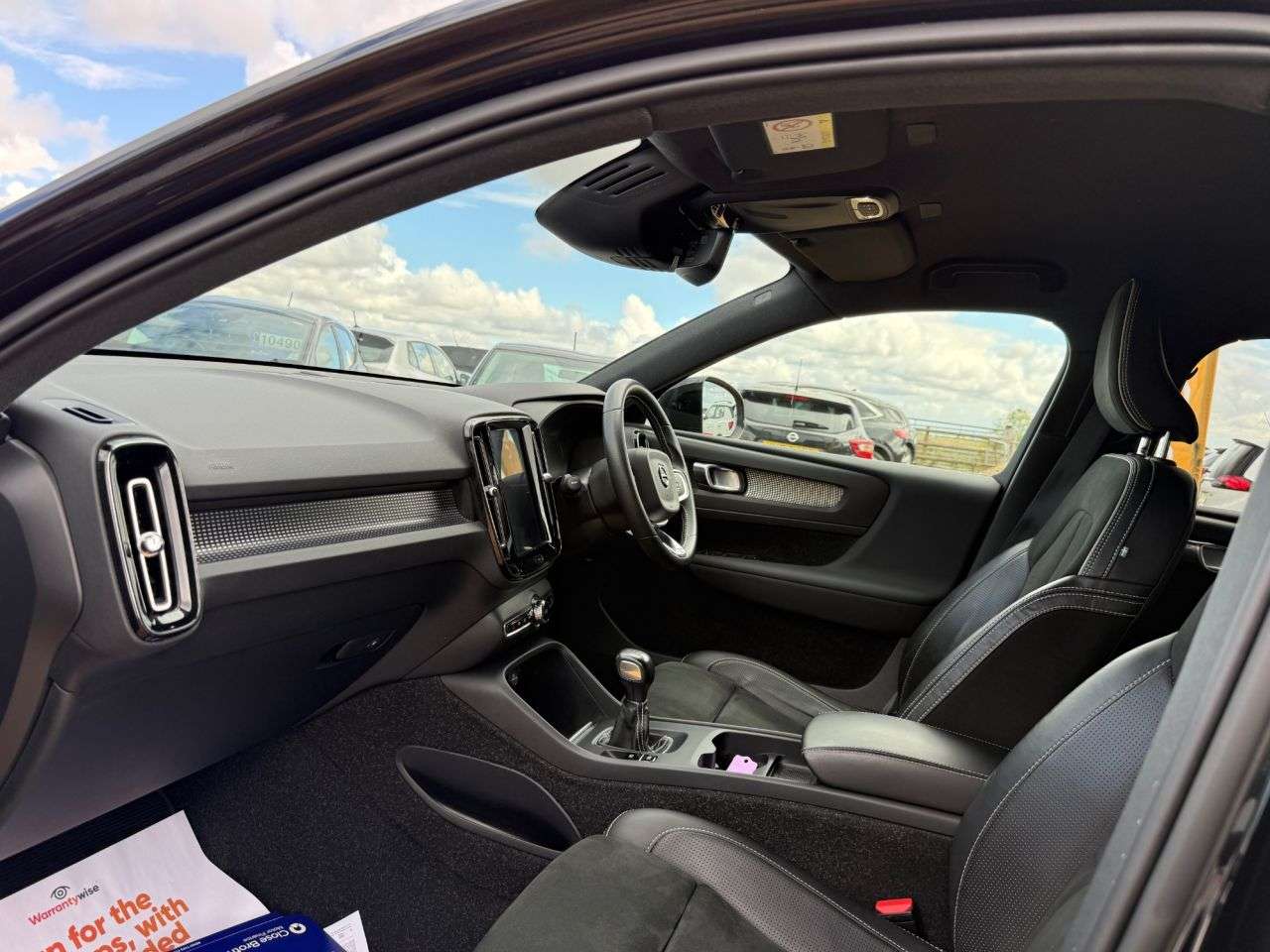 A 2020 VOLVO XC40 2.0 D3 R-Design SUV 5dr Diesel Manual Euro 6 (s/s) (150 ps) A 2020 VOLVO XC40 2.0 D3 R-Design SUV 5dr Diesel Manual Euro 6 (s/s) (150 ps)