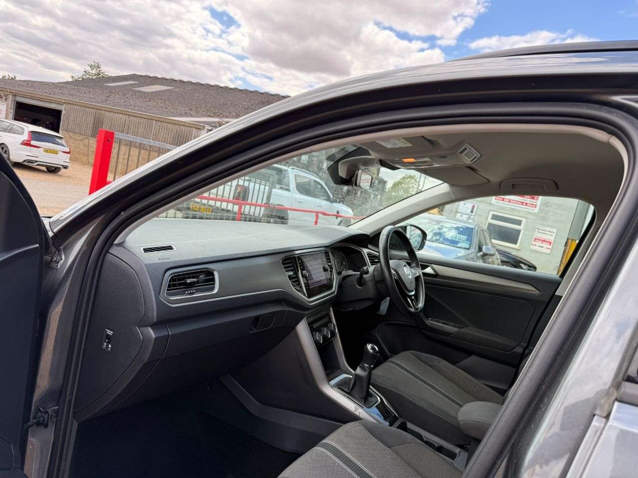 A 2020 VOLKSWAGEN T-ROC 1.0 TSI GPF SE SUV 5dr Petrol Manual Euro 6 (s/s) (115 ps) A 2020 VOLKSWAGEN T-ROC 1.0 TSI GPF SE SUV 5dr Petrol Manual Euro 6 (s/s) (115 ps)