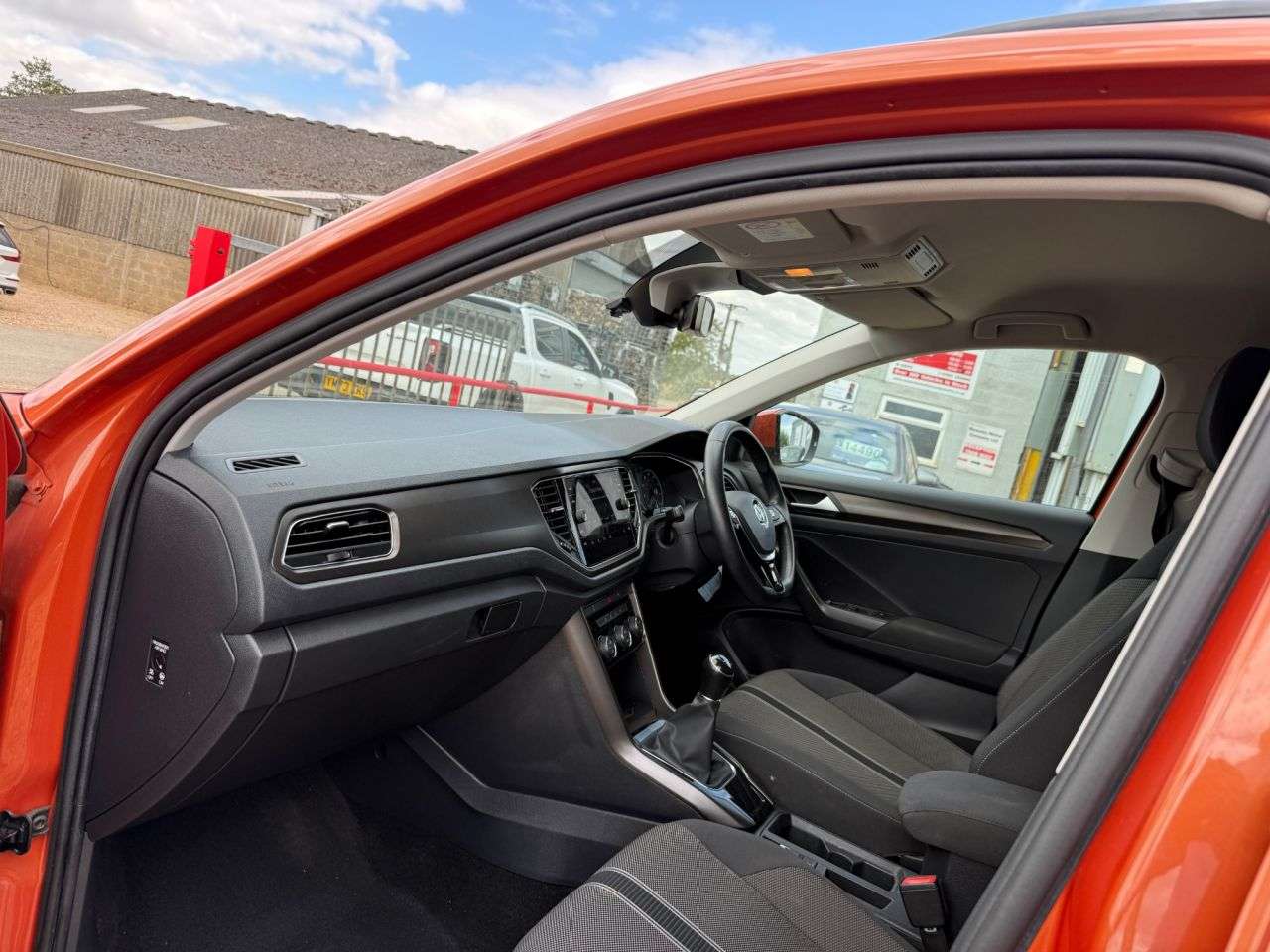 A 2018 VOLKSWAGEN T-ROC 1.5 TSI EVO SE SUV 5dr Petrol Manual Euro 6 (s/s) (150 ps) A 2018 VOLKSWAGEN T-ROC 1.5 TSI EVO SE SUV 5dr Petrol Manual Euro 6 (s/s) (150 ps)