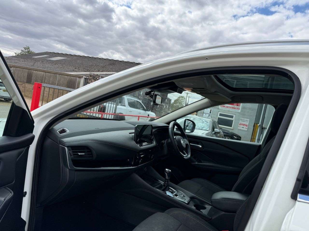A 2021 NISSAN QASHQAI 1.3 DIG-T MHEV N-Connecta SUV 5dr Petrol Hybrid Manual Euro 6 (s/s) (140 ps A 2021 NISSAN QASHQAI 1.3 DIG-T MHEV N-Connecta SUV 5dr Petrol Hybrid Manual Euro 6 (s/s) (140 ps