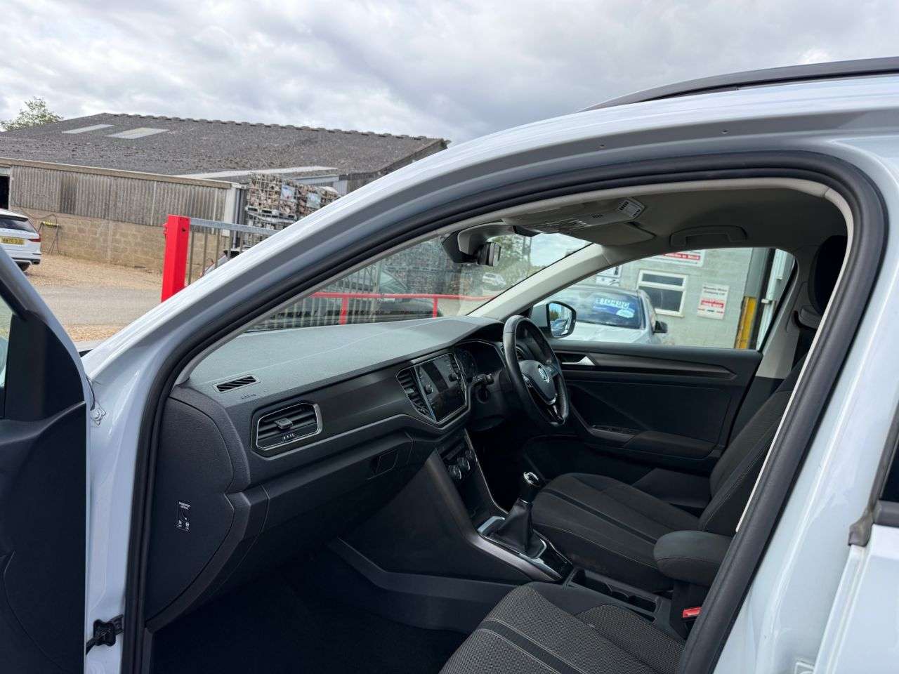 A 2019 VOLKSWAGEN T-ROC 1.6 TDI SE SUV 5dr Diesel Manual Euro 6 (s/s) (115 ps) A 2019 VOLKSWAGEN T-ROC 1.6 TDI SE SUV 5dr Diesel Manual Euro 6 (s/s) (115 ps)