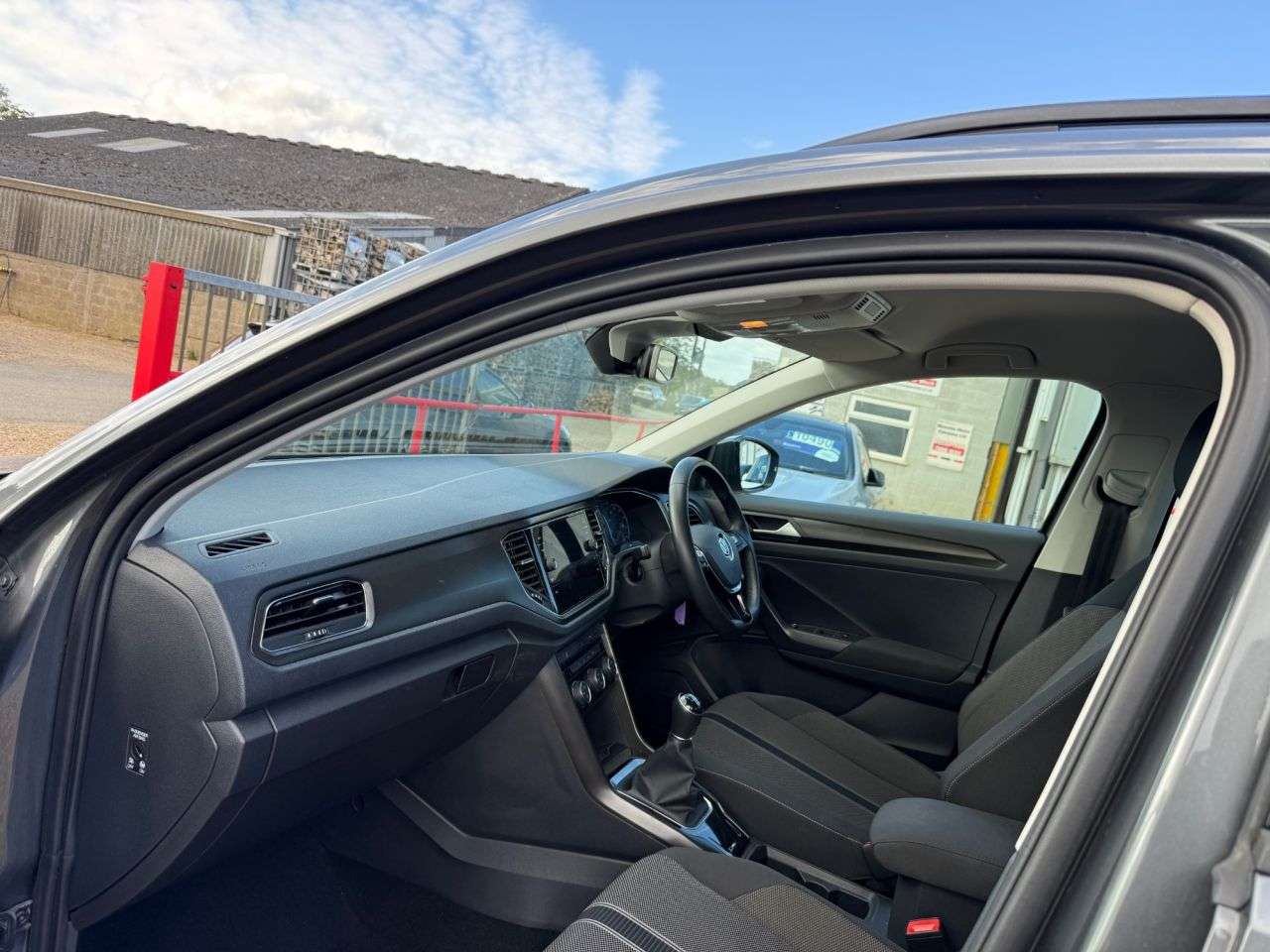 A 2019 VOLKSWAGEN T-ROC 1.0 TSI GPF SE SUV 5dr Petrol Manual Euro 6 (s/s) (115 ps) A 2019 VOLKSWAGEN T-ROC 1.0 TSI GPF SE SUV 5dr Petrol Manual Euro 6 (s/s) (115 ps)