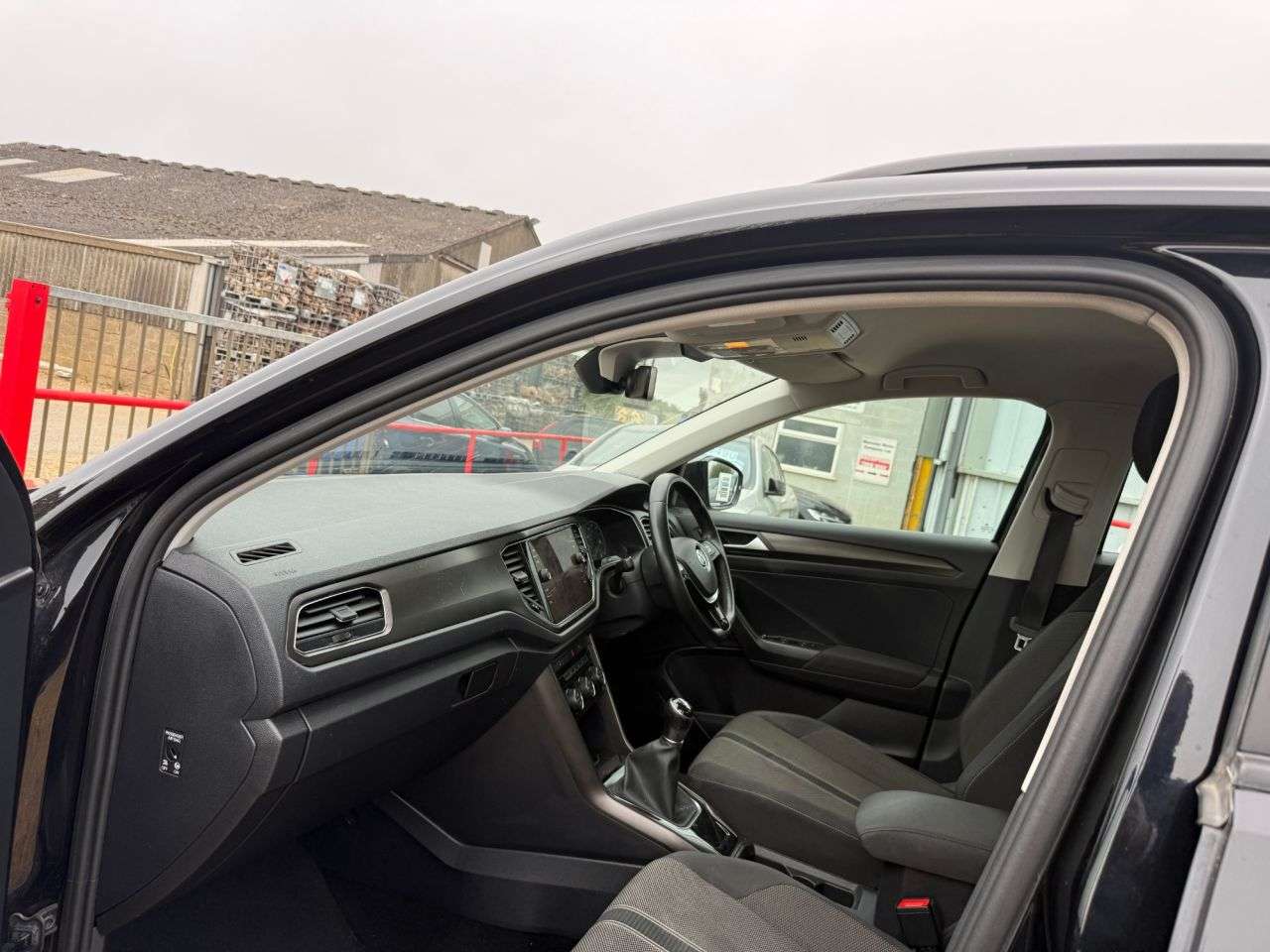 A 2018 VOLKSWAGEN T-ROC 1.5 TSI EVO SE SUV 5dr Petrol Manual Euro 6 (s/s) (150 ps) A 2018 VOLKSWAGEN T-ROC 1.5 TSI EVO SE SUV 5dr Petrol Manual Euro 6 (s/s) (150 ps)