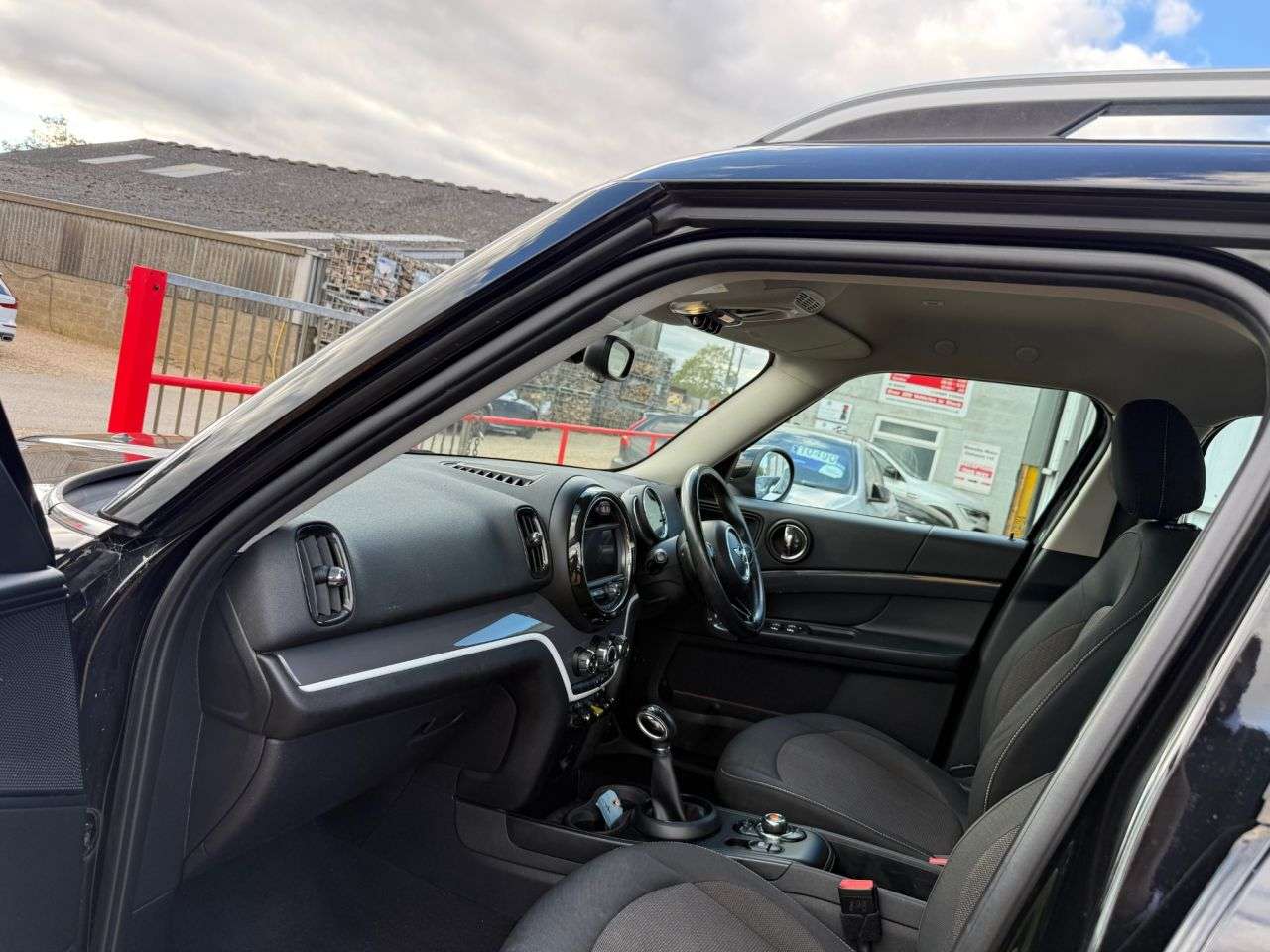 A 2019 MINI COUNTRYMAN 1.5 7.6kWh GPF Cooper SE SUV 5dr Petrol Plug-in Hybrid Auto ALL4 Euro 6 (s/ A 2019 MINI COUNTRYMAN 1.5 7.6kWh GPF Cooper SE SUV 5dr Petrol Plug-in Hybrid Auto ALL4 Euro 6 (s/