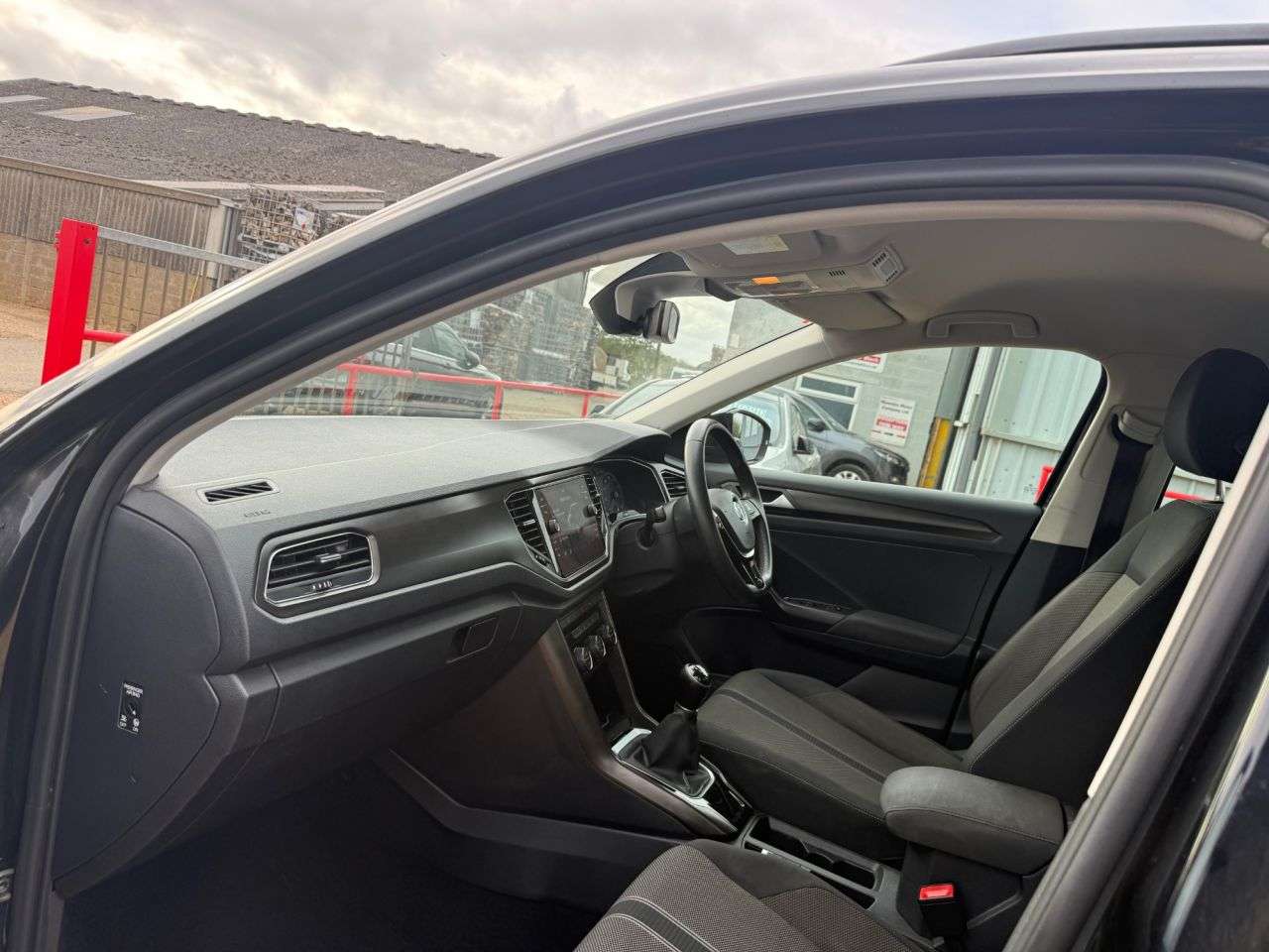 A 2019 VOLKSWAGEN T-ROC 1.6 TDI SE SUV 5dr Diesel Manual Euro 6 (s/s) (115 ps) A 2019 VOLKSWAGEN T-ROC 1.6 TDI SE SUV 5dr Diesel Manual Euro 6 (s/s) (115 ps)