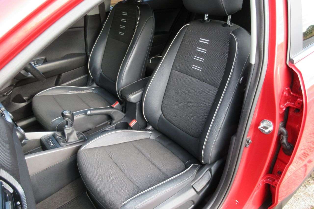 A 2021 KIA STONIC 1.0 T-GDi MHEV GT-Line SUV 5dr Petrol Hybrid Manual Euro 6 (s/s) (118 bhp) A 2021 KIA STONIC 1.0 T-GDi MHEV GT-Line SUV 5dr Petrol Hybrid Manual Euro 6 (s/s) (118 bhp)