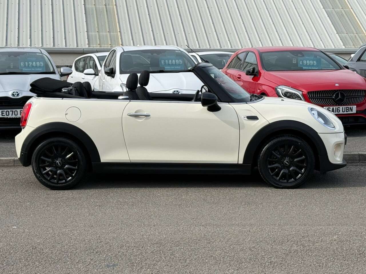 A 2017 MINI MINI COOPER A 2017 MINI MINI COOPER
