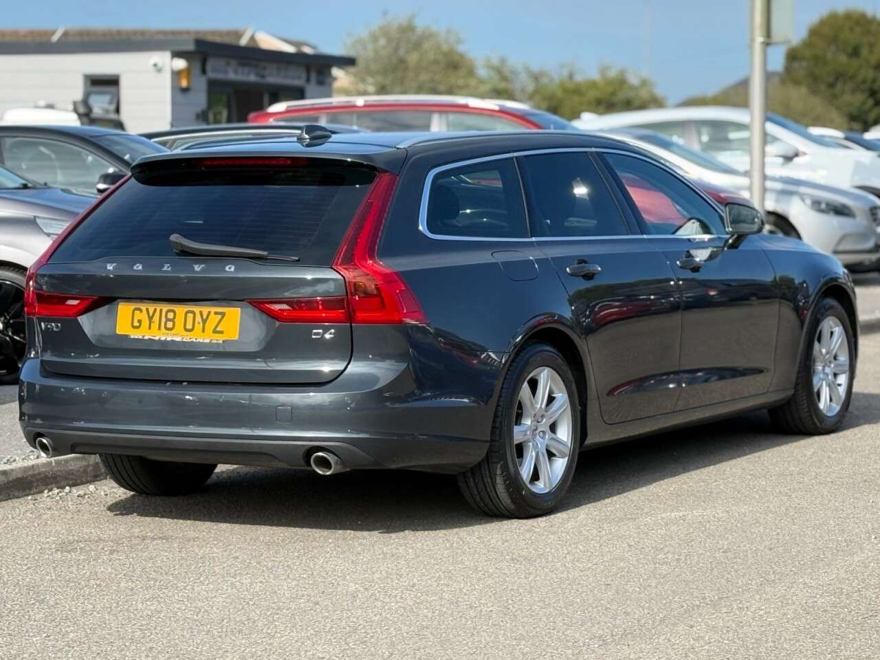 A 2018 VOLVO V90 2.0 D4 Momentum Estate 5dr Diesel Auto Euro 6 (s/s) (190 ps) A 2018 VOLVO V90 2.0 D4 Momentum Estate 5dr Diesel Auto Euro 6 (s/s) (190 ps)
