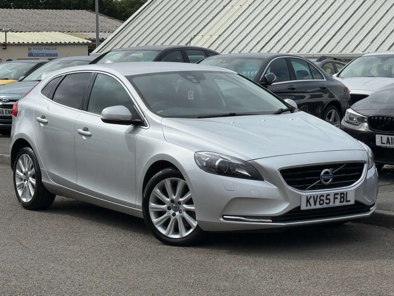 A 2015 VOLVO V40 2.0 D4 SE Lux Nav Hatchback 5dr Diesel Manual Euro 6 (s/s) (190 ps) A 2015 VOLVO V40 2.0 D4 SE Lux Nav Hatchback 5dr Diesel Manual Euro 6 (s/s) (190 ps)