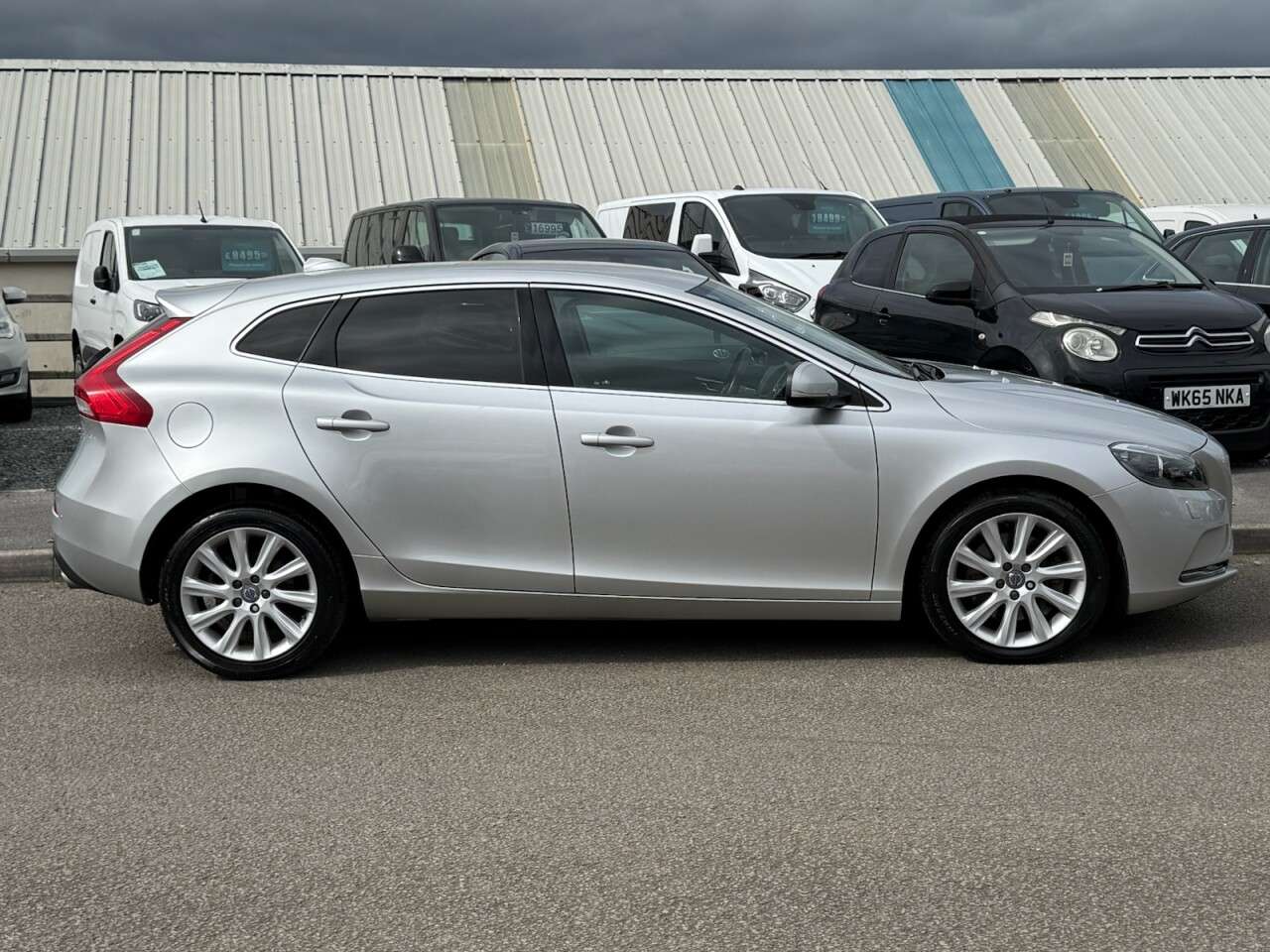 A 2015 VOLVO V40 2.0 D4 SE Lux Nav Hatchback 5dr Diesel Manual Euro 6 (s/s) (190 ps) A 2015 VOLVO V40 2.0 D4 SE Lux Nav Hatchback 5dr Diesel Manual Euro 6 (s/s) (190 ps)