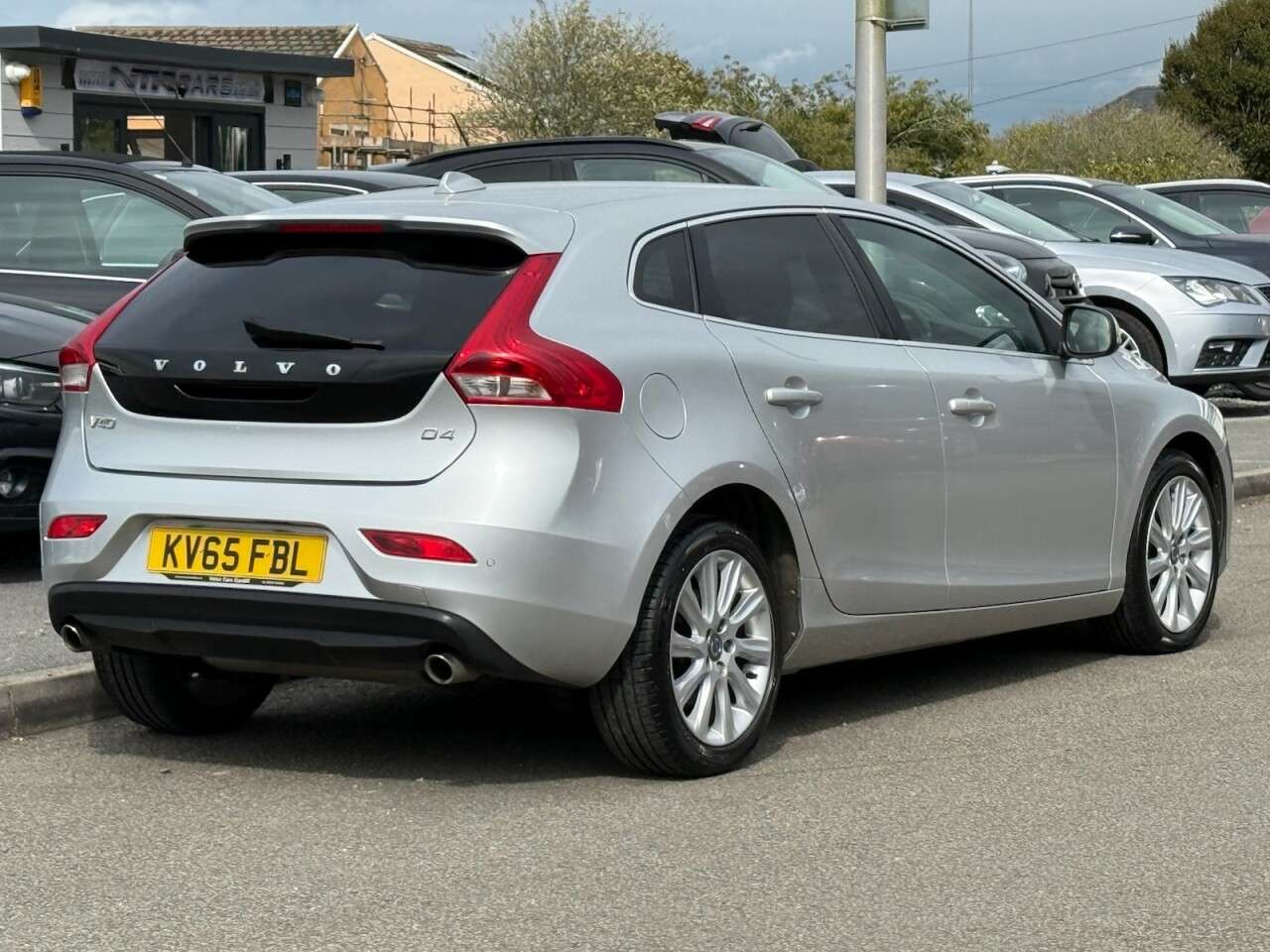 A 2015 VOLVO V40 2.0 D4 SE Lux Nav Hatchback 5dr Diesel Manual Euro 6 (s/s) (190 ps) A 2015 VOLVO V40 2.0 D4 SE Lux Nav Hatchback 5dr Diesel Manual Euro 6 (s/s) (190 ps)