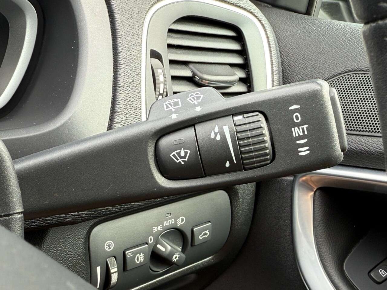 2015 VOLVO V40 2015 VOLVO V40