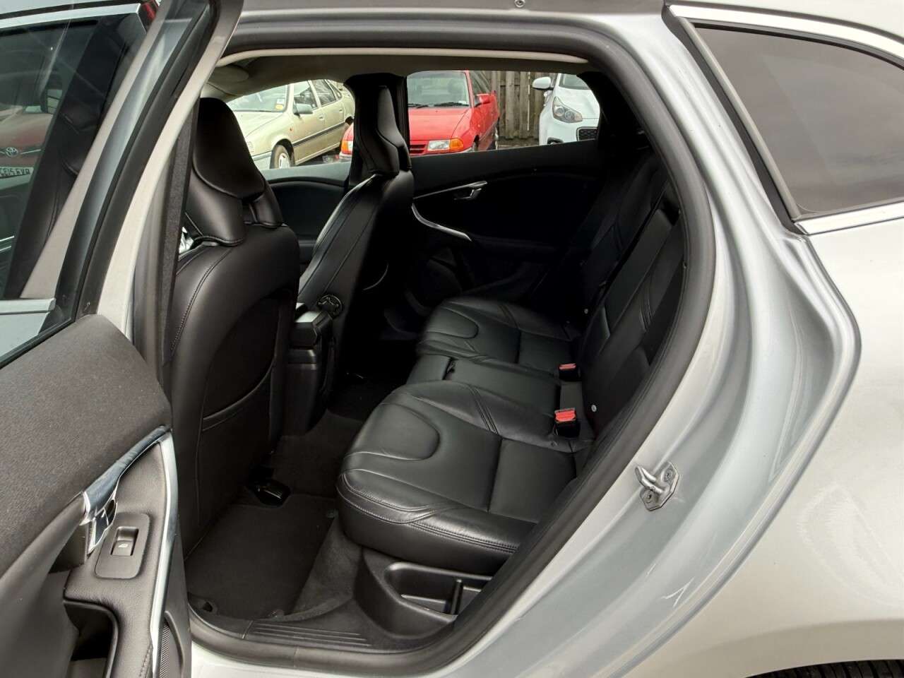 2015 VOLVO V40 2015 VOLVO V40