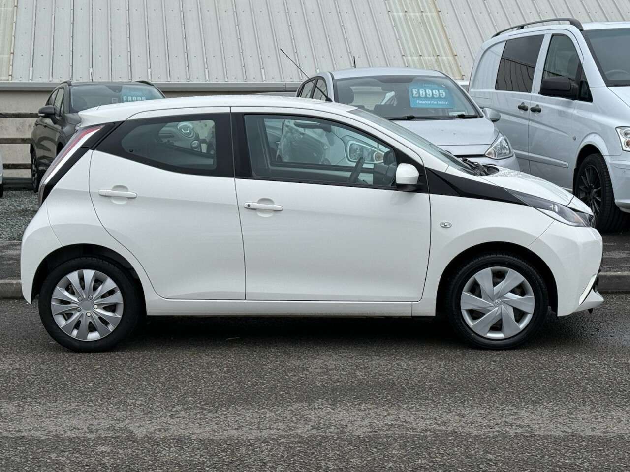 A 2016 TOYOTA AYGO 1.0 VVT-i x-play Hatchback 5dr Petrol Manual Euro 6 (68 ps) A 2016 TOYOTA AYGO 1.0 VVT-i x-play Hatchback 5dr Petrol Manual Euro 6 (68 ps)