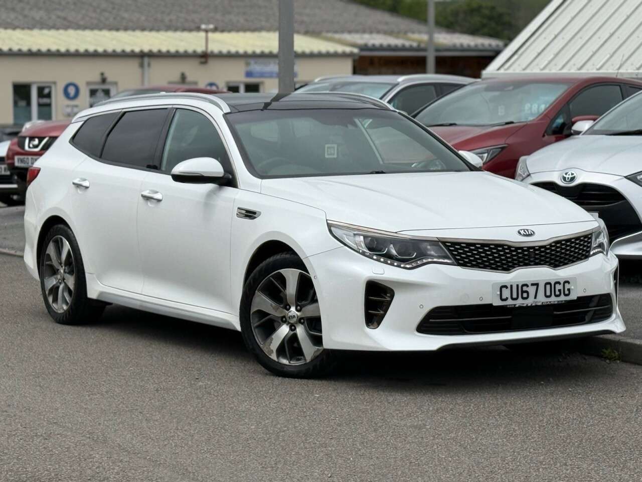 A 2017 KIA OPTIMA 1.7 CRDi GT-Line S Sportswagon 5dr Diesel DCT Euro 6 (s/s) (139 bhp) A 2017 KIA OPTIMA 1.7 CRDi GT-Line S Sportswagon 5dr Diesel DCT Euro 6 (s/s) (139 bhp)