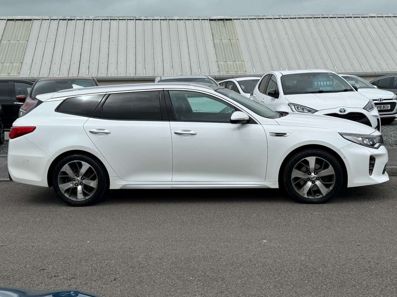 A 2017 KIA OPTIMA 1.7 CRDi GT-Line S Sportswagon 5dr Diesel DCT Euro 6 (s/s) (139 bhp) A 2017 KIA OPTIMA 1.7 CRDi GT-Line S Sportswagon 5dr Diesel DCT Euro 6 (s/s) (139 bhp)