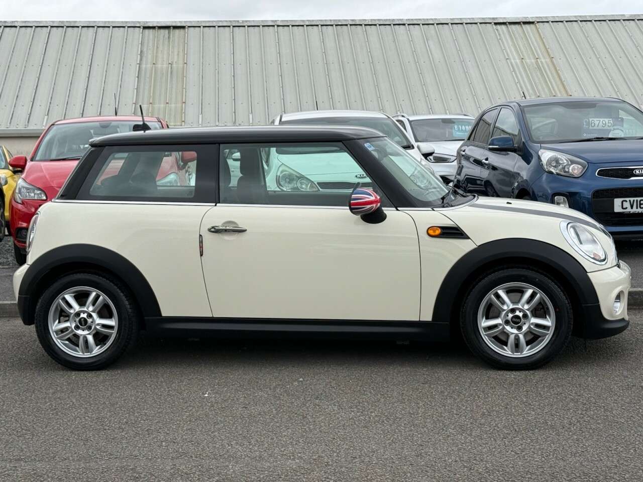 A 2013 MINI COOPER 1.6i COOPER 5d 122 BHP AUTOMATIC A 2013 MINI COOPER 1.6i COOPER 5d 122 BHP AUTOMATIC