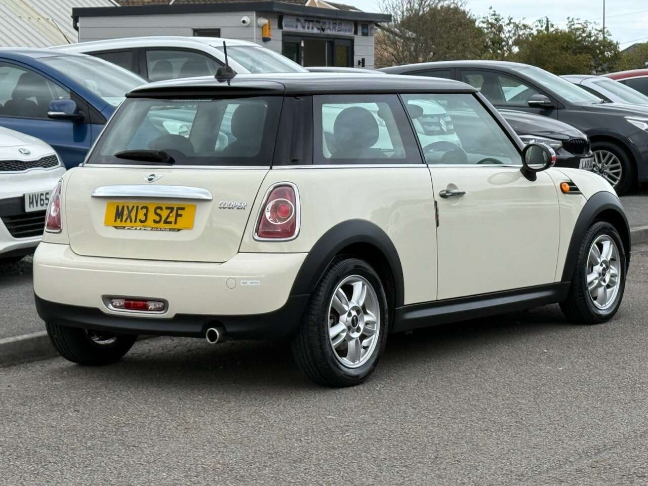 A 2013 MINI COOPER 1.6i COOPER 5d 122 BHP AUTOMATIC A 2013 MINI COOPER 1.6i COOPER 5d 122 BHP AUTOMATIC