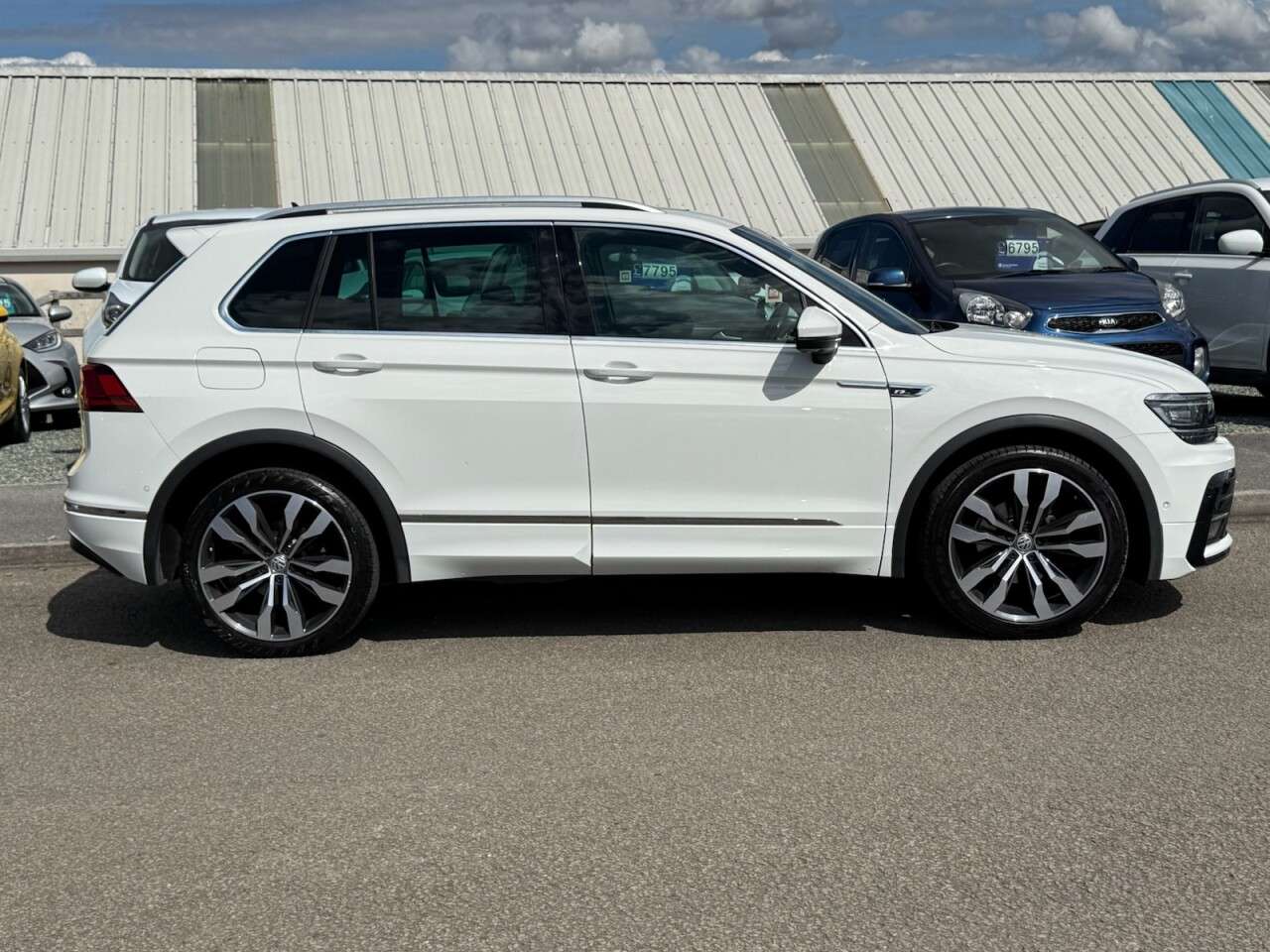 A 2019 VOLKSWAGEN TIGUAN 2.0 TDI R-Line Tech SUV 5dr Diesel DSG 4Motion Euro 6 (s/s) (150 ps) A 2019 VOLKSWAGEN TIGUAN 2.0 TDI R-Line Tech SUV 5dr Diesel DSG 4Motion Euro 6 (s/s) (150 ps)