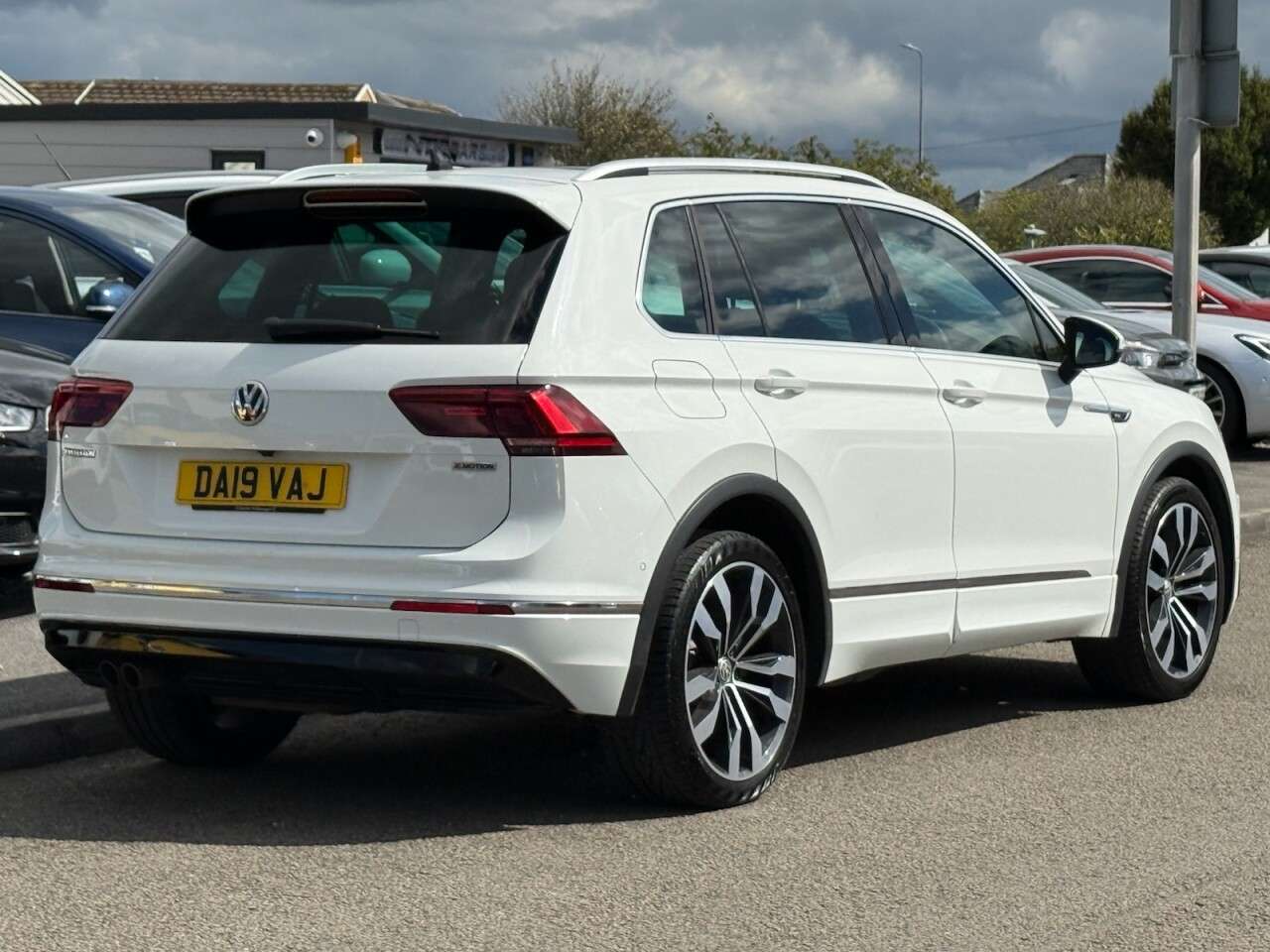 A 2019 VOLKSWAGEN TIGUAN 2.0 TDI R-Line Tech SUV 5dr Diesel DSG 4Motion Euro 6 (s/s) (150 ps) A 2019 VOLKSWAGEN TIGUAN 2.0 TDI R-Line Tech SUV 5dr Diesel DSG 4Motion Euro 6 (s/s) (150 ps)
