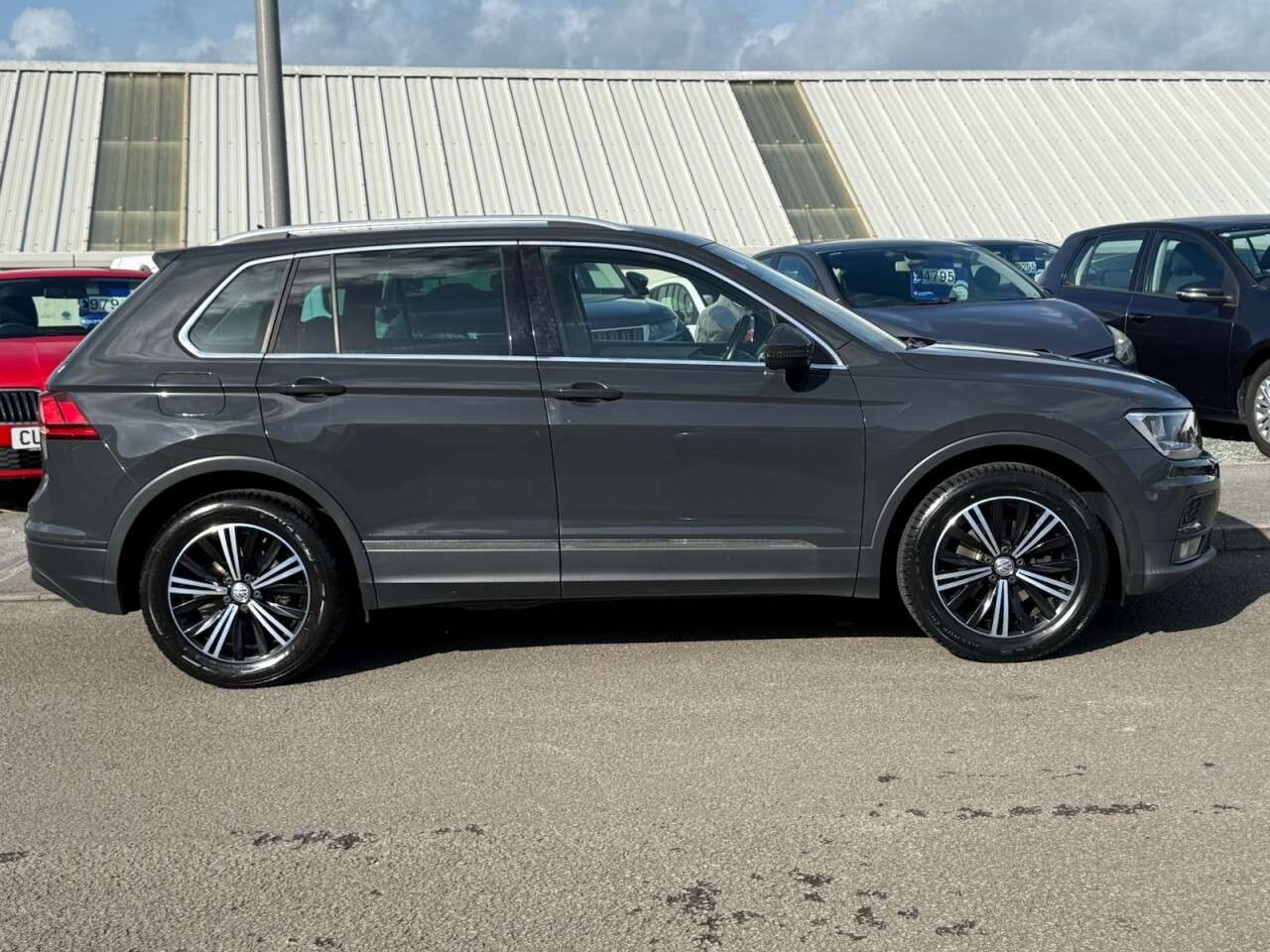 A 2018 VOLKSWAGEN TIGUAN 2.0 TDI SE Navigation SUV 5dr Diesel Manual Euro 6 (s/s) (150 ps) A 2018 VOLKSWAGEN TIGUAN 2.0 TDI SE Navigation SUV 5dr Diesel Manual Euro 6 (s/s) (150 ps)