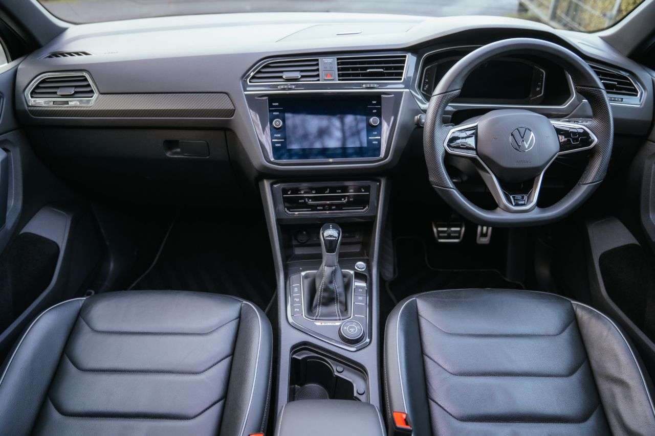 A 2021 VOLKSWAGEN TIGUAN 2.0 TDI R-Line SUV 5dr Diesel DSG 4Motion Euro 6 (s/s) (200 ps) A 2021 VOLKSWAGEN TIGUAN 2.0 TDI R-Line SUV 5dr Diesel DSG 4Motion Euro 6 (s/s) (200 ps)