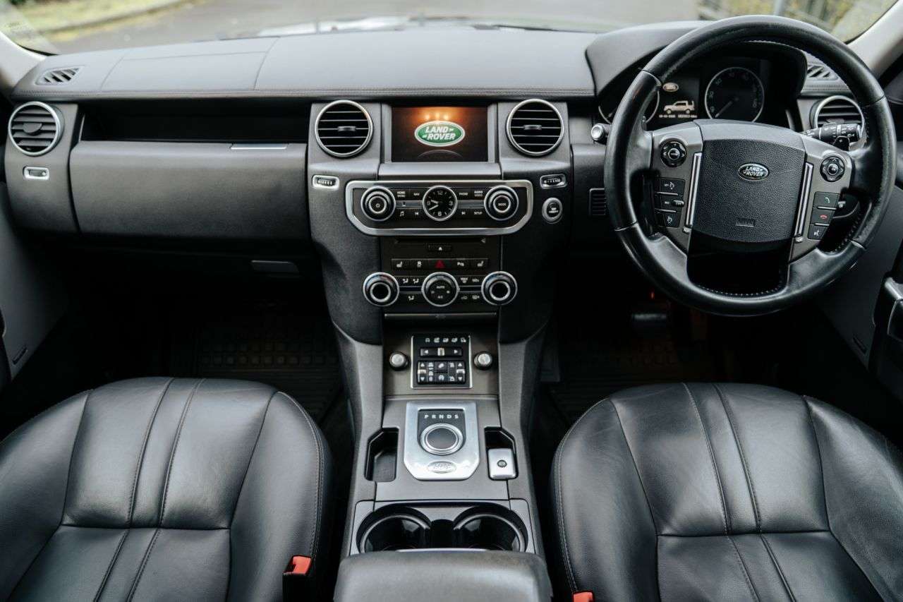 A 2016 LAND ROVER DISCOVERY 4 3.0 SD V6 SE Tech SUV 5dr Diesel Auto 4WD Euro 6 (s/s) (256 bhp) A 2016 LAND ROVER DISCOVERY 4 3.0 SD V6 SE Tech SUV 5dr Diesel Auto 4WD Euro 6 (s/s) (256 bhp)