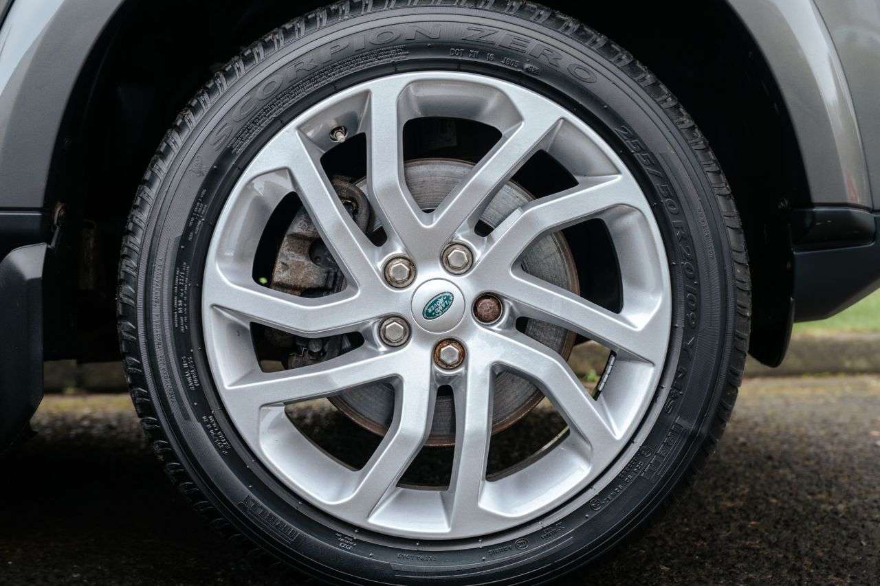 A 2016 LAND ROVER DISCOVERY 4 3.0 SD V6 SE Tech SUV 5dr Diesel Auto 4WD Euro 6 (s/s) (256 bhp) A 2016 LAND ROVER DISCOVERY 4 3.0 SD V6 SE Tech SUV 5dr Diesel Auto 4WD Euro 6 (s/s) (256 bhp)