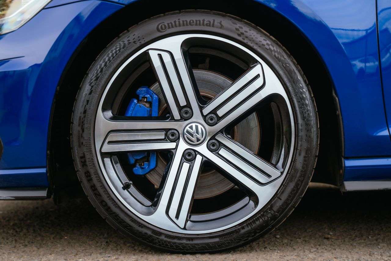 A 2017 VOLKSWAGEN GOLF 2.0 TSI R Hatchback 5dr Petrol DSG 4Motion Euro 6 (s/s) (310 ps) A 2017 VOLKSWAGEN GOLF 2.0 TSI R Hatchback 5dr Petrol DSG 4Motion Euro 6 (s/s) (310 ps)