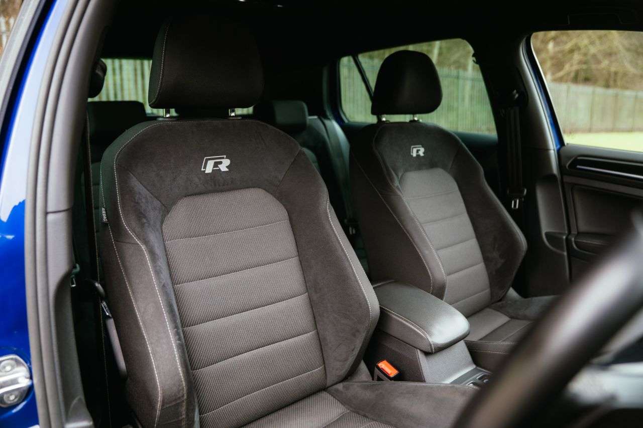 A 2017 VOLKSWAGEN GOLF 2.0 TSI R Hatchback 5dr Petrol DSG 4Motion Euro 6 (s/s) (310 ps) A 2017 VOLKSWAGEN GOLF 2.0 TSI R Hatchback 5dr Petrol DSG 4Motion Euro 6 (s/s) (310 ps)