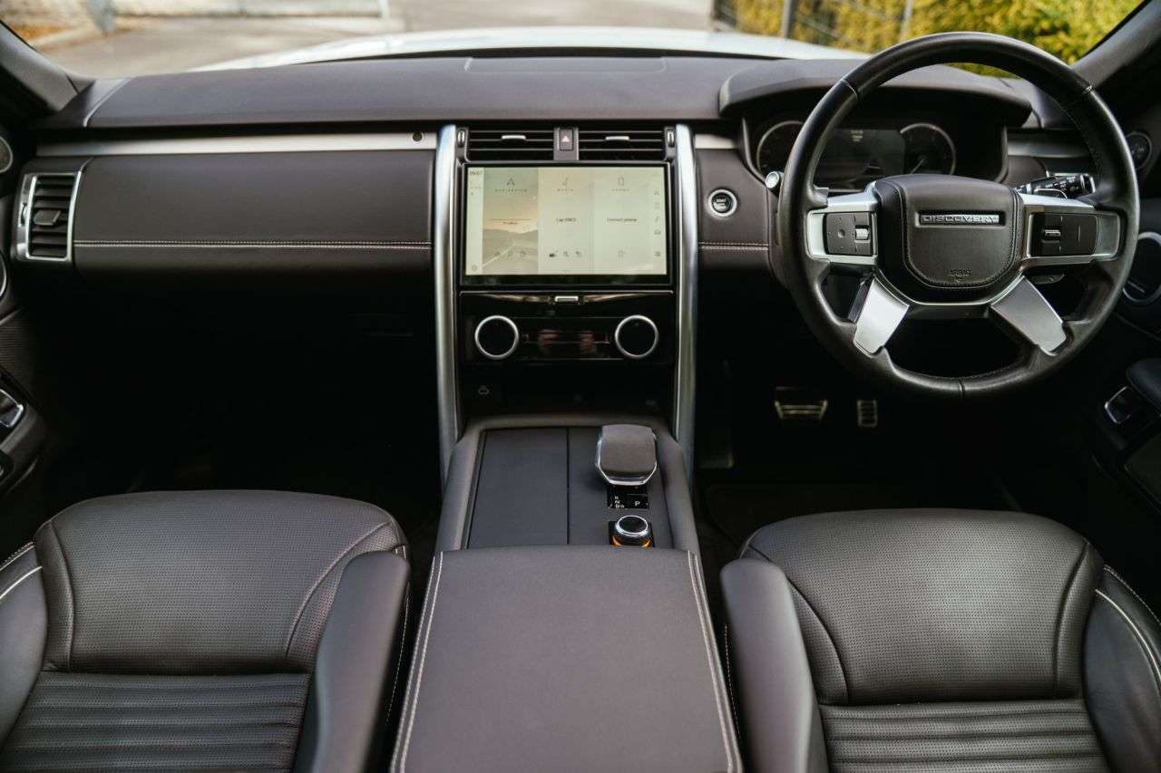 A 2022 LAND ROVER DISCOVERY 3.0 D300 MHEV R-Dynamic HSE SUV 5dr Diesel Auto 4WD Euro 6 (s/s) (300 ps) A 2022 LAND ROVER DISCOVERY 3.0 D300 MHEV R-Dynamic HSE SUV 5dr Diesel Auto 4WD Euro 6 (s/s) (300 ps)