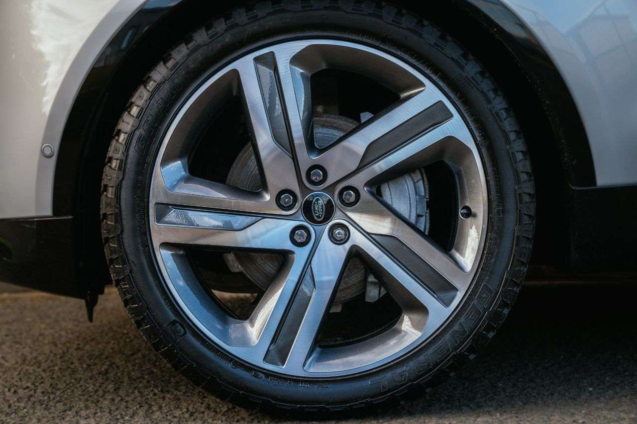 A 2022 LAND ROVER DISCOVERY 3.0 D300 MHEV R-Dynamic HSE SUV 5dr Diesel Auto 4WD Euro 6 (s/s) (300 ps) A 2022 LAND ROVER DISCOVERY 3.0 D300 MHEV R-Dynamic HSE SUV 5dr Diesel Auto 4WD Euro 6 (s/s) (300 ps)