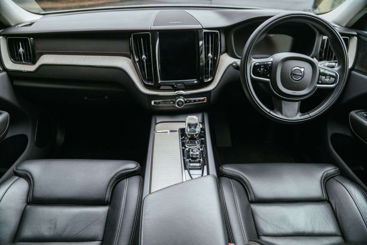 A 2021 VOLVO XC60 2.0h T6 Recharge 11.6kWh Inscription SUV 5dr Petrol Plug-in Hybrid Auto AWD A 2021 VOLVO XC60 2.0h T6 Recharge 11.6kWh Inscription SUV 5dr Petrol Plug-in Hybrid Auto AWD