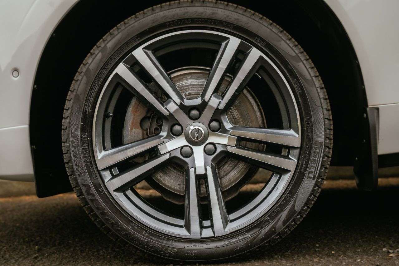 A 2021 VOLVO XC60 2.0h T6 Recharge 11.6kWh Inscription SUV 5dr Petrol Plug-in Hybrid Auto AWD A 2021 VOLVO XC60 2.0h T6 Recharge 11.6kWh Inscription SUV 5dr Petrol Plug-in Hybrid Auto AWD