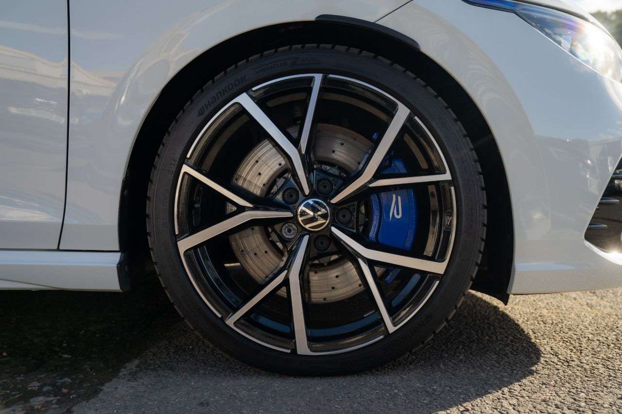 A 2024 VOLKSWAGEN GOLF 2.0 TSI R Hatchback 5dr Petrol DSG 4Motion Euro 6 (s/s) (452 ps) A 2024 VOLKSWAGEN GOLF 2.0 TSI R Hatchback 5dr Petrol DSG 4Motion Euro 6 (s/s) (452 ps)