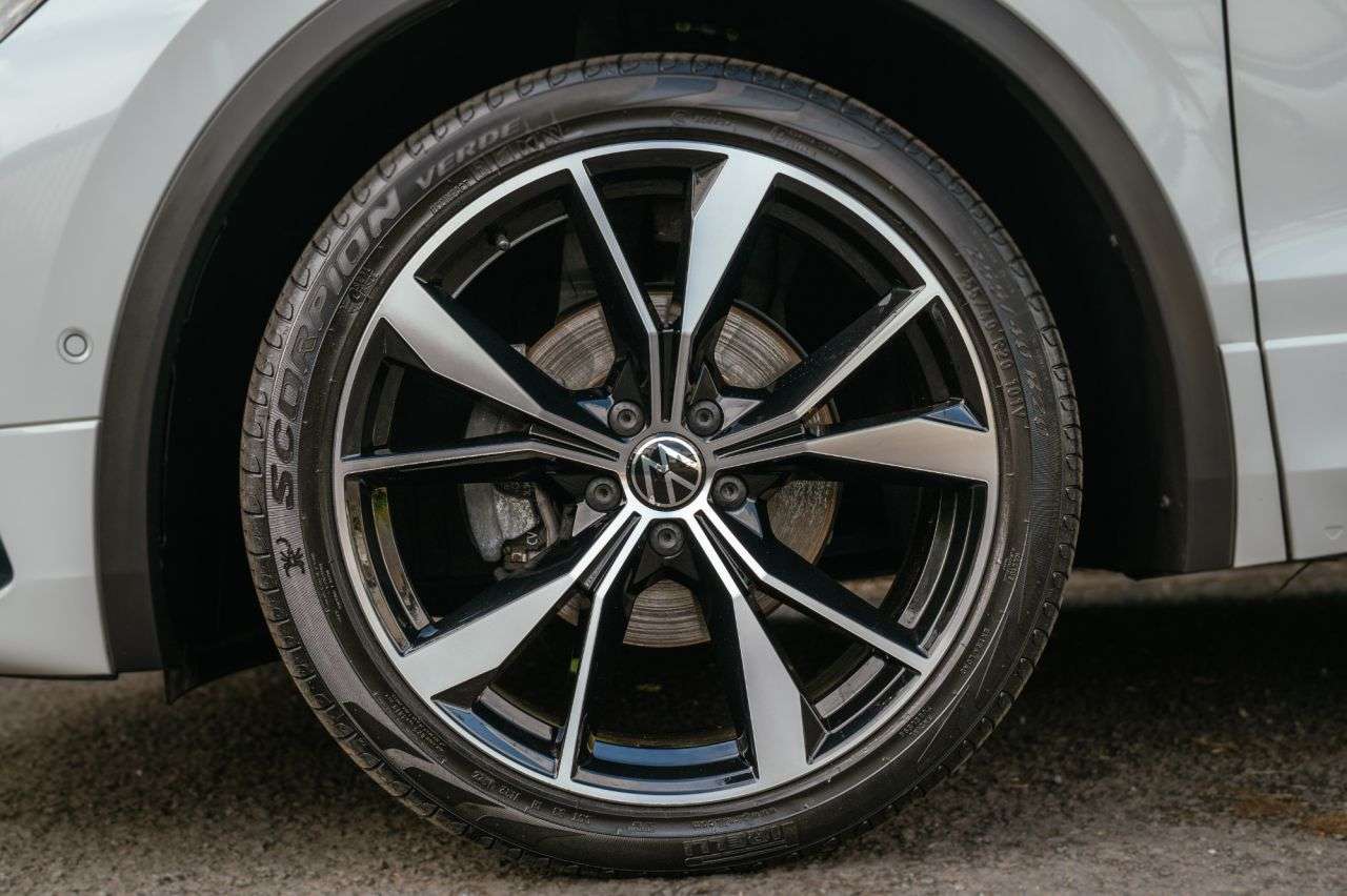 A 2022 VOLKSWAGEN TIGUAN 1.5 TSI R-Line SUV 5dr Petrol DSG Euro 6 (s/s) (150 ps) A 2022 VOLKSWAGEN TIGUAN 1.5 TSI R-Line SUV 5dr Petrol DSG Euro 6 (s/s) (150 ps)