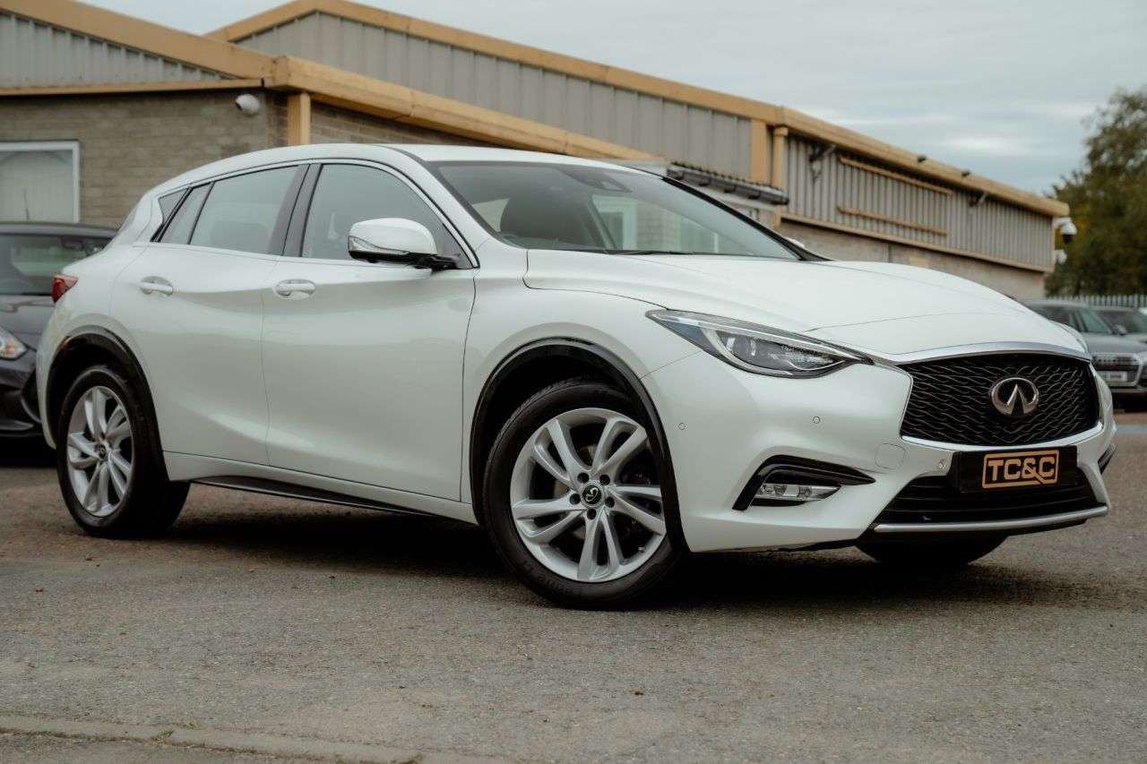 A 2016 INFINITI Q30 PREMIUM D A 2016 INFINITI Q30 PREMIUM D