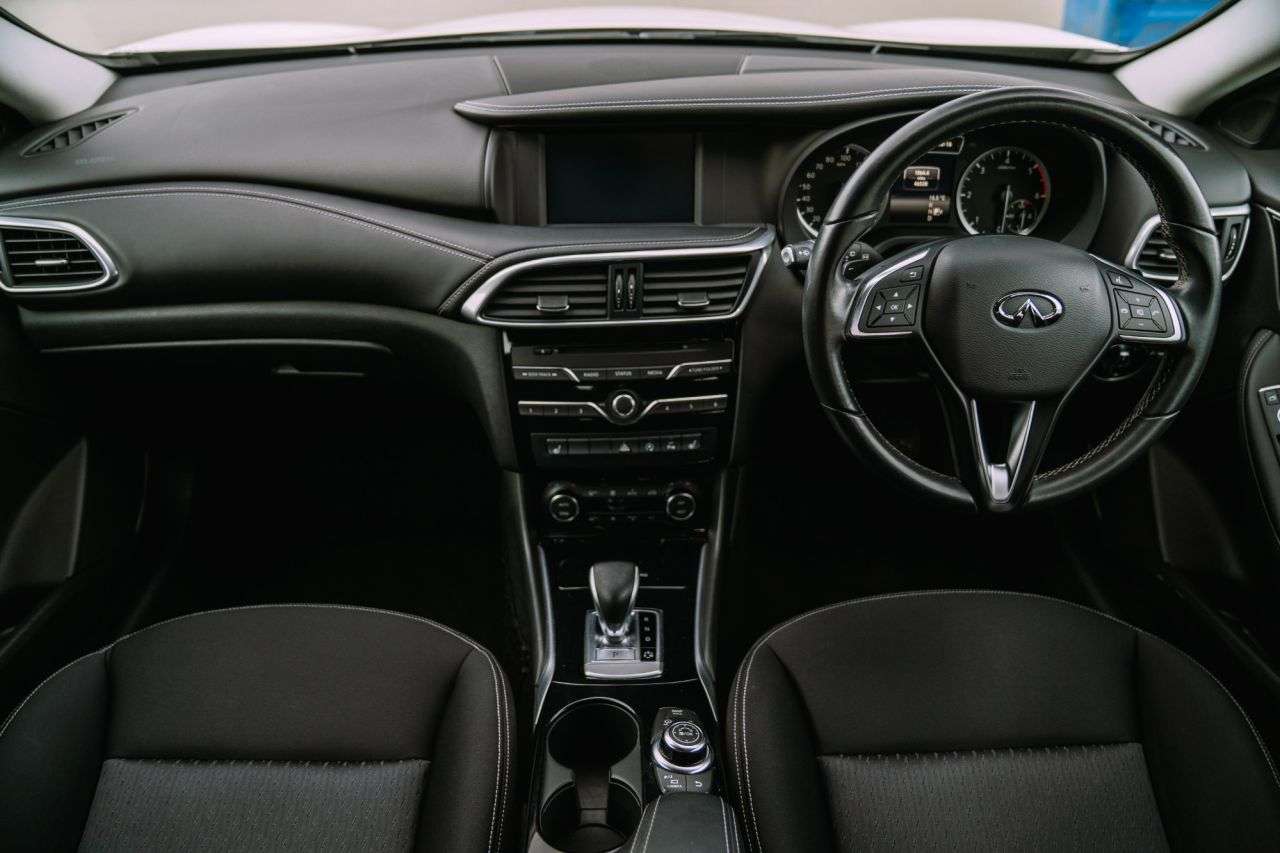 A 2016 INFINITI Q30 PREMIUM D A 2016 INFINITI Q30 PREMIUM D