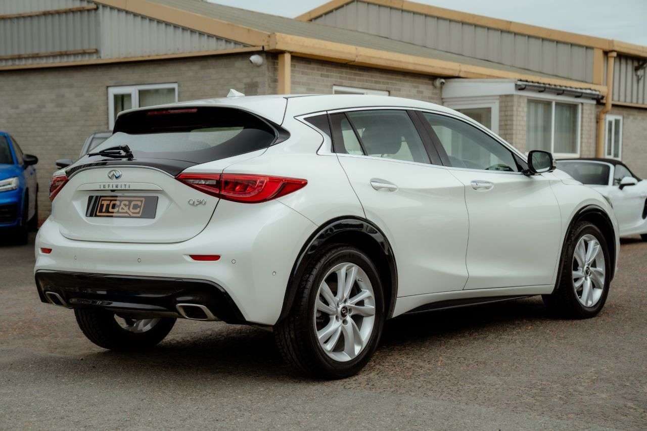 2016 INFINITI Q30 2016 INFINITI Q30